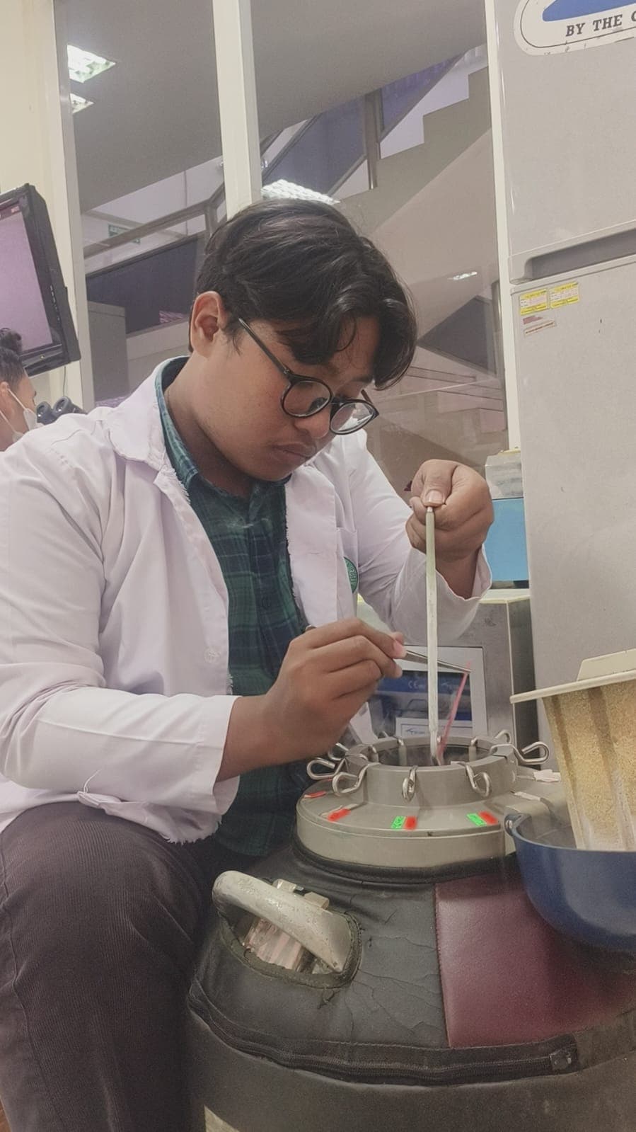 Melakukan evaluasi kualitas sperma beku (frozen semen) pasca-thawing melalui pengamatan motilitas, viabilitas, dan integritas membran spermatozoa